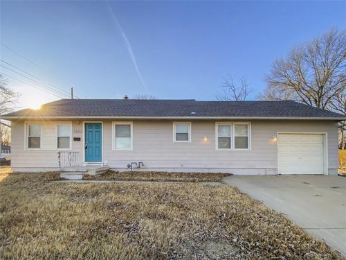 11426 Applewood Dr, Kansas City, MO, 64134-3123 | Card Image