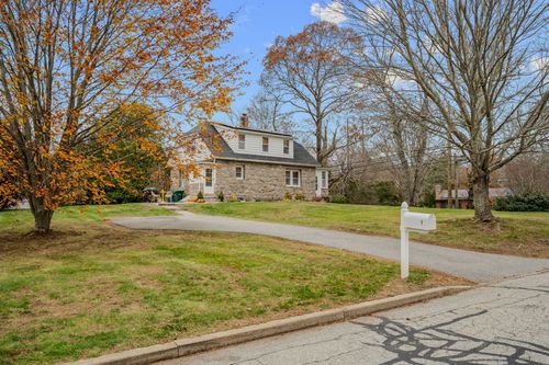 1 E Lake Dr, Quaker Hill, CT, 06375-1333 | Card Image