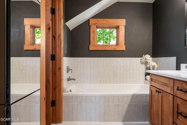 oversized soaking tub | Image 18