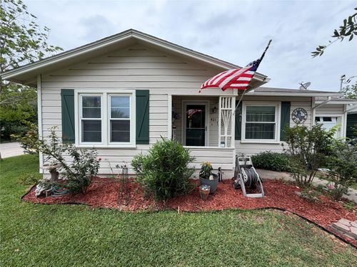 421 W 13th St, Shiner, TX, 77984-5001 | Card Image
