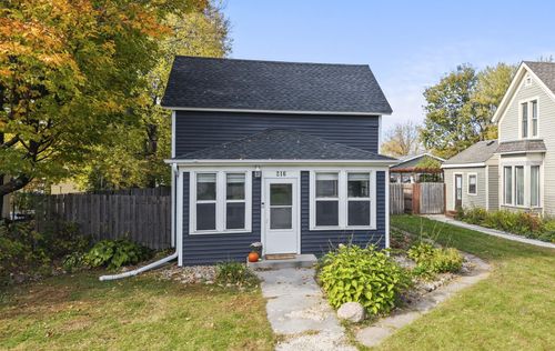 216 N 3rd St, Saint Peter, MN, 56082-1951 | Card Image