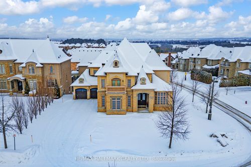 123 Carisbrooke Cir, Aurora, ON, L4G0K4 | Card Image