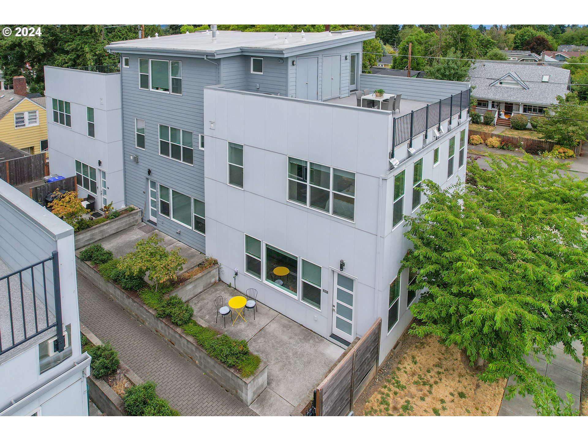 Holland St, Portland, OR 97217