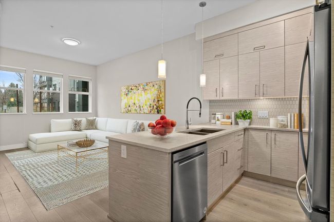102 - 2120 Gladwin Rd, Condo with 1 bedrooms, 1 bathrooms and 1 parking in Abbotsford BC | Image 4