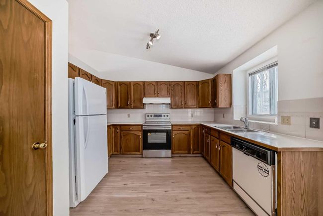 19 Sandringham Close Nw, Home with 4 bedrooms, 3 bathrooms and 4 parking in Calgary AB | Image 10
