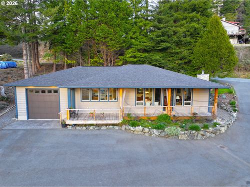 929 Old County Rd, Brookings, OR, 97415-7251 | Card Image