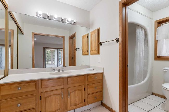 1008 Shawnee Dr Sw, House other with 3 bedrooms, 4 bathrooms and 6 parking in Calgary AB | Image 24