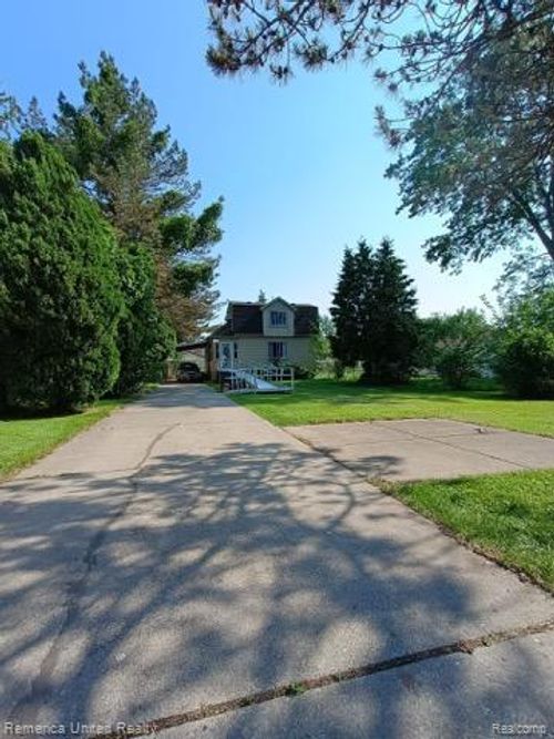 435 Riverbank St, Wyandotte, MI, 48192-2627 | Card Image