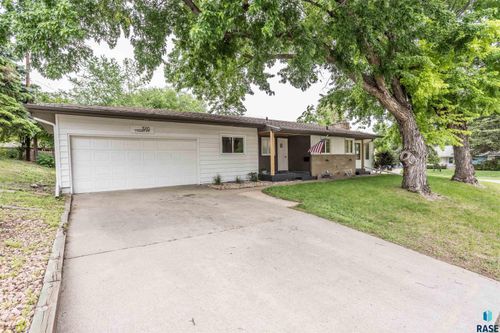 1916 S Kiwanis Ave, Sioux Falls, SD, 57105-0122 | Card Image