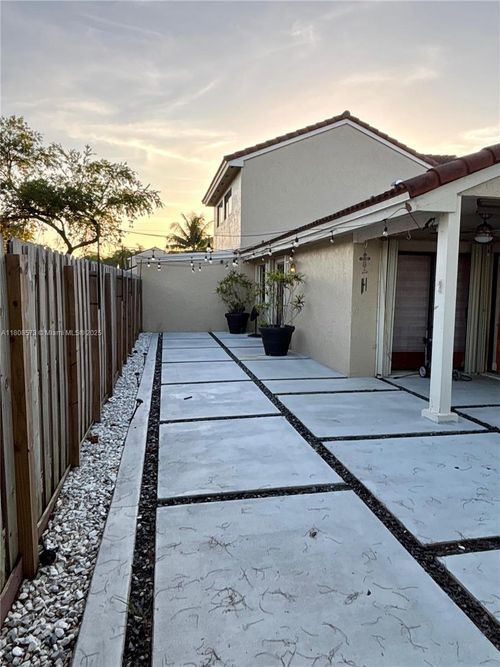 0-6542 Nw 171st St, Hialeah, FL, 33015-4678 | Card Image
