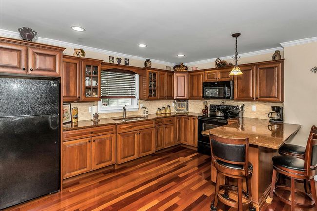 Gorgeous Eat-in-Kitchen! | Image 23