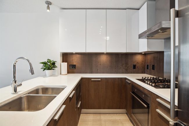 1708 - 3007 Glen Dr, Condo with 1 bedrooms, 1 bathrooms and 1 parking in Coquitlam BC | Image 12