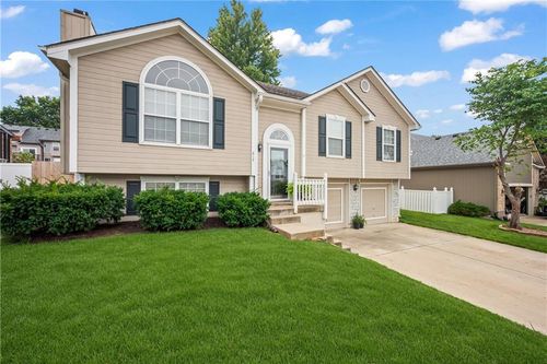 612 Ne Cumberland Dr, Blue Springs, MO, 64014-1456 | Card Image