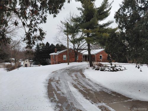 8445 Crestshire Dr, Ypsilanti, MI, 48197-9327 | Card Image