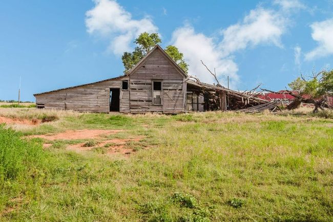 Rear view of house with an outbuilding and a barn | Image 16