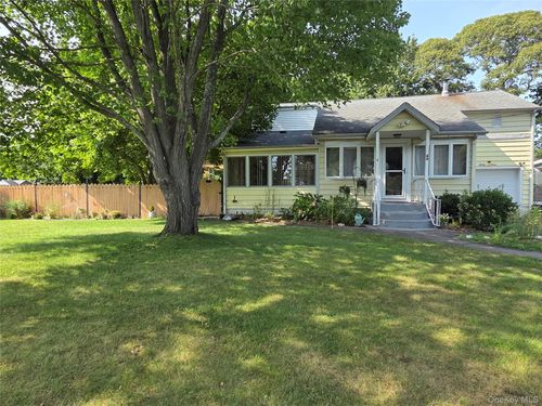 33 Elmwood Ave, Selden, NY, 11784-3027 | Card Image
