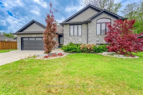 657 Winners Cir, Corunna, ON, N0N1G0 | Card Image