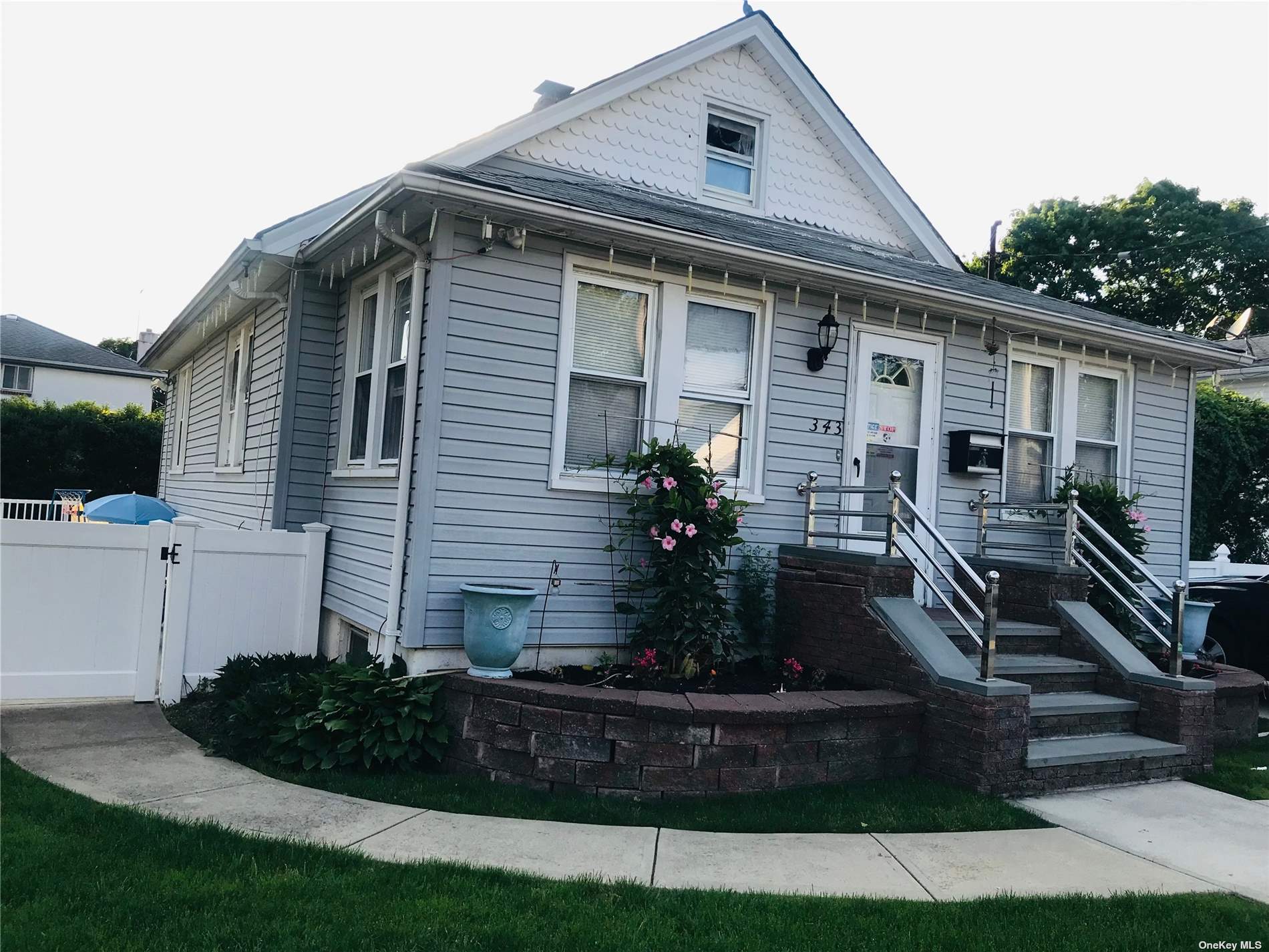 Grand St, Westbury, NY 11590