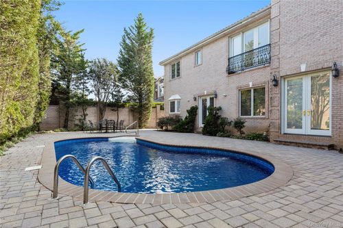 104 Malba Dr, Whitestone, NY, 11357 | Card Image
