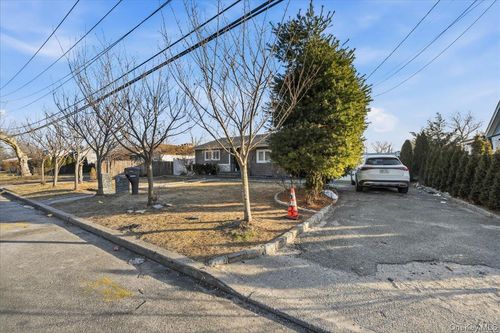 28 Hemlock St, Central Islip, NY, 11722-3143 | Card Image