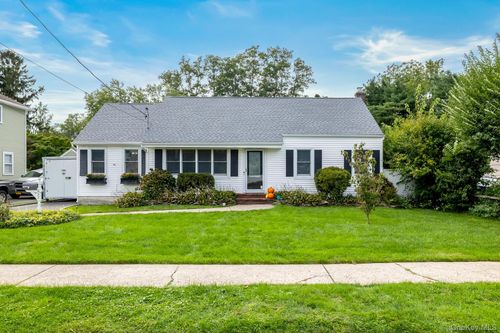 627 6th St, E Northport, NY, 11731-2328 | Card Image