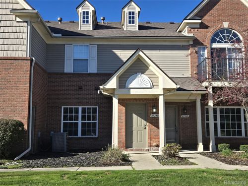 27349 Hidden Oaks Dr, BROWNSTOWN TWP, MI, 48183-3060 | Card Image