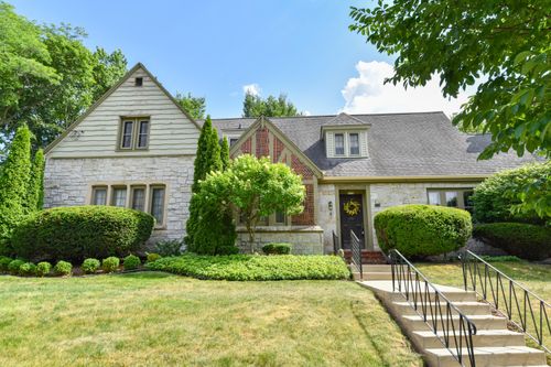 8525 Ravenswood Cir, Wauwatosa, WI, 53226-4655 | Card Image