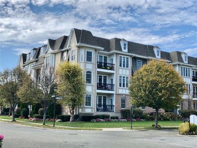 123 - 123 Roosevelt Way, Condo with 2 bedrooms, 2 bathrooms and null parking in Westbury NY | Image 1