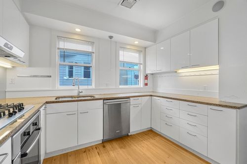 172 Maplewood St, Watertown, MA, 02472-1302 | Card Image