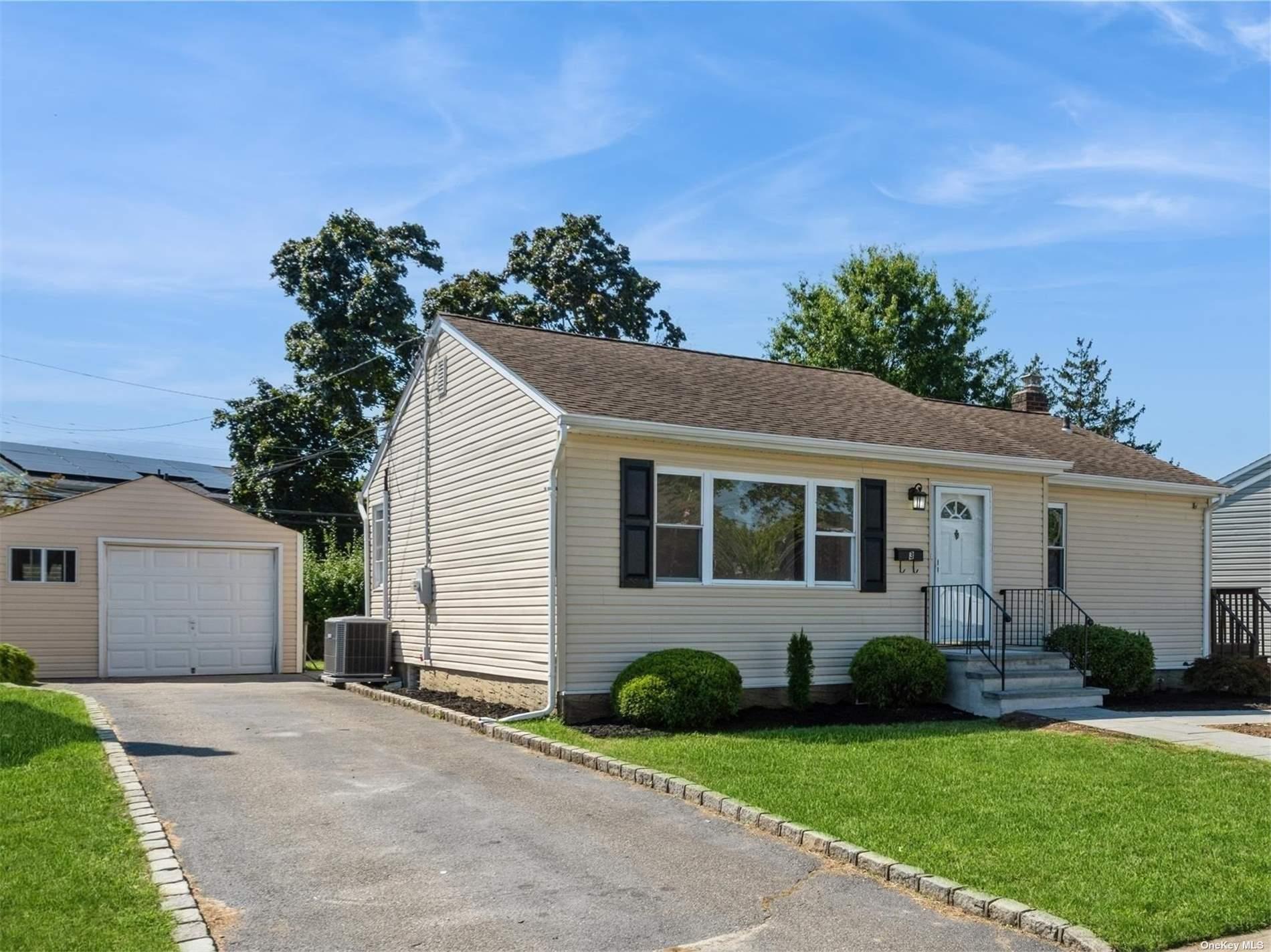Linden Ct, Hicksville, NY 11801