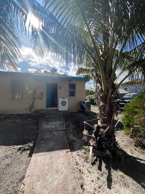 2956 Nw 49th St, Miami, FL, 33142-3557 | Card Image