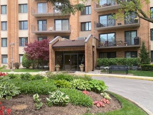 apt-104-601 Lake Hinsdale Dr, Willowbrook, IL, 60527-2242 | Card Image