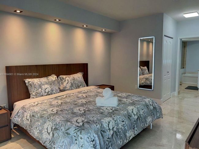 APT-1003 - 17555 Atlantic Blvd, Condo with 2 bedrooms, 2 bathrooms and null parking in Sunny Isles Beach FL | Image 18