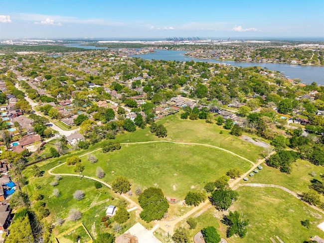 907 Live Oak Ln, House other with 5 bedrooms, 4 bathrooms and 3 parking in Seabrook TX | Image 35