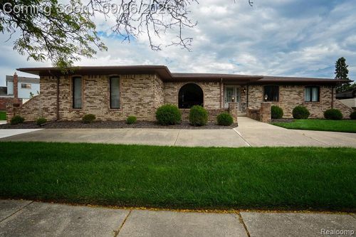 18071 Ryanwood Dr, Riverview, MI, 48193-8138 | Card Image