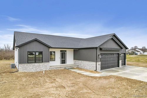 7195 Geraldine Cir, Swartz Creek, MI, 48473-7649 | Card Image