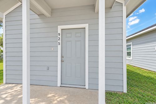 925 S San Joaquin Ave, San Antonio, TX, 78237-2760 | Card Image