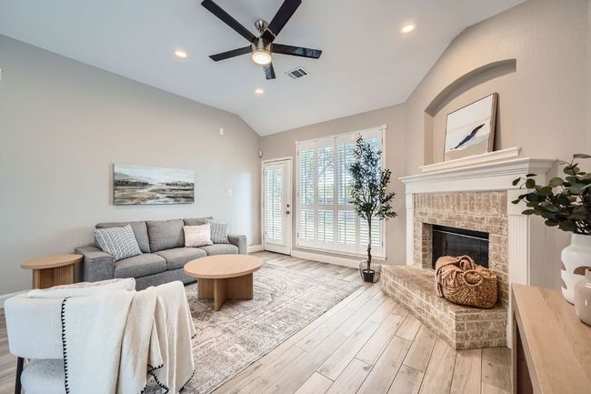 So inviting, with lovely plantation shutters | Image 15