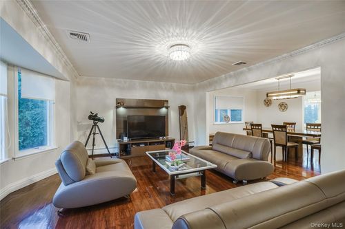 1041 Glen Cove Ave, Roslyn, NY, 11576-1206 | Card Image