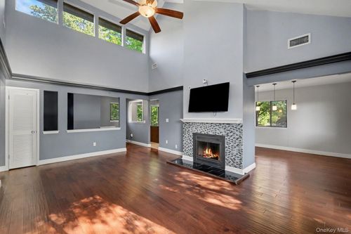 212 Old Farm Ln, Mohegan Lake, NY, 10547-1212 | Card Image
