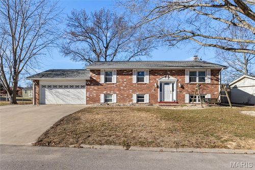 5304 Dixon Dr, Godfrey, IL, 62035-1422 | Card Image