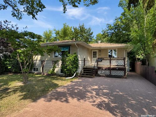 1872 101st Street, House with 5 bedrooms, 2 bathrooms and 3 parking in North Battleford SK | Card Image