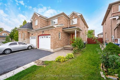 27 Prince Cres, Home with 3 bedrooms, 4 bathrooms and 3 parking in Brampton ON | Image 2