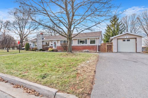 4 Strathcona Cres, Kingston, ON, K7M1N8 | Card Image
