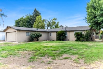 943 S Mountain Street, House other with 3 bedrooms, 2 bathrooms and null parking in Visalia CA | Image 3