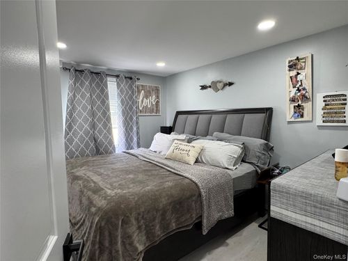 4 Lafayette St, Copiague, NY, 11726-4206 | Card Image
