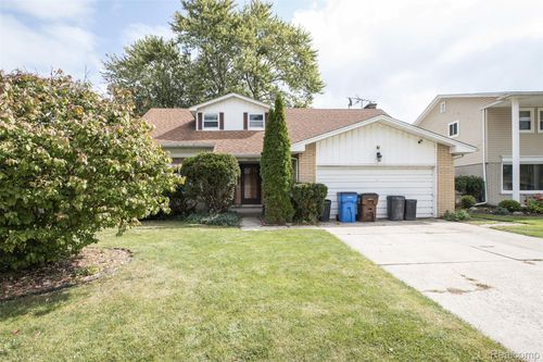 29823 Kingsbridge Dr, Gibraltar, MI, 48173-9402 | Card Image