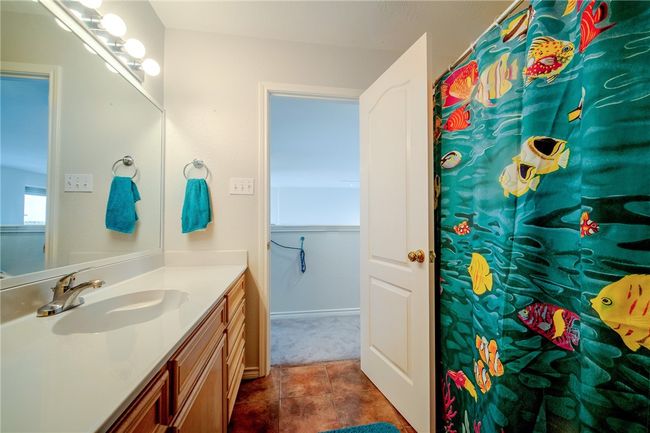upstairs bathroom | Image 19