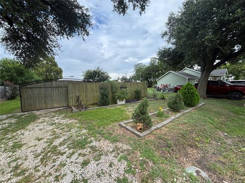 2213 1st Ave N, Texas City, TX, 77590-8303 | Card Image