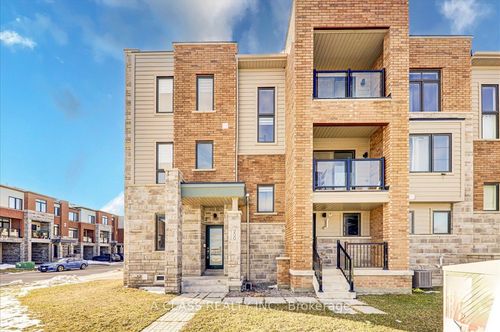 200 Vivant St, Newmarket, ON, L3X0K7 | Card Image